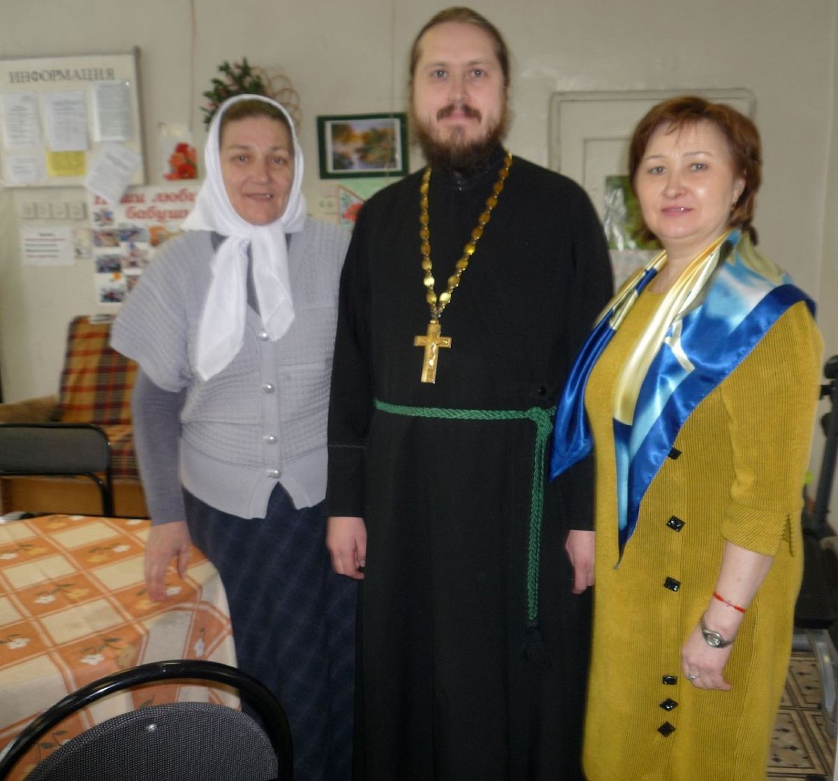 «Знак любви к Богу»: Иерей Василий Матвеев ведет православную беседу в отделении дневного пребывания пенсионеров и инвалидов